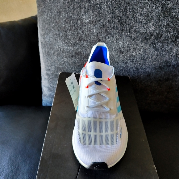 Adidas ULTRABOOST - Picture 3 of 4